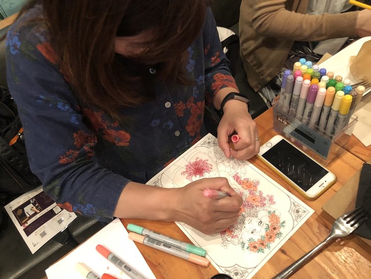 2018年10月1日（月）〜10月10日（水）@渋谷 - 渋谷の「fabcafe」にて小さな原画展を開催します！会場のカフェではワンコイン=500円でぬり絵も体験していただけます。原画とともにぬり絵をお楽しみください。※詳細は下記のボタンより、公式ブログにてご確認ください